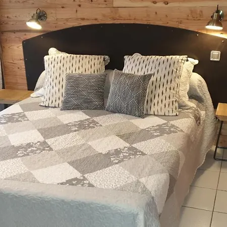 D'hotes Des Trouilles Bed & Breakfast 3*